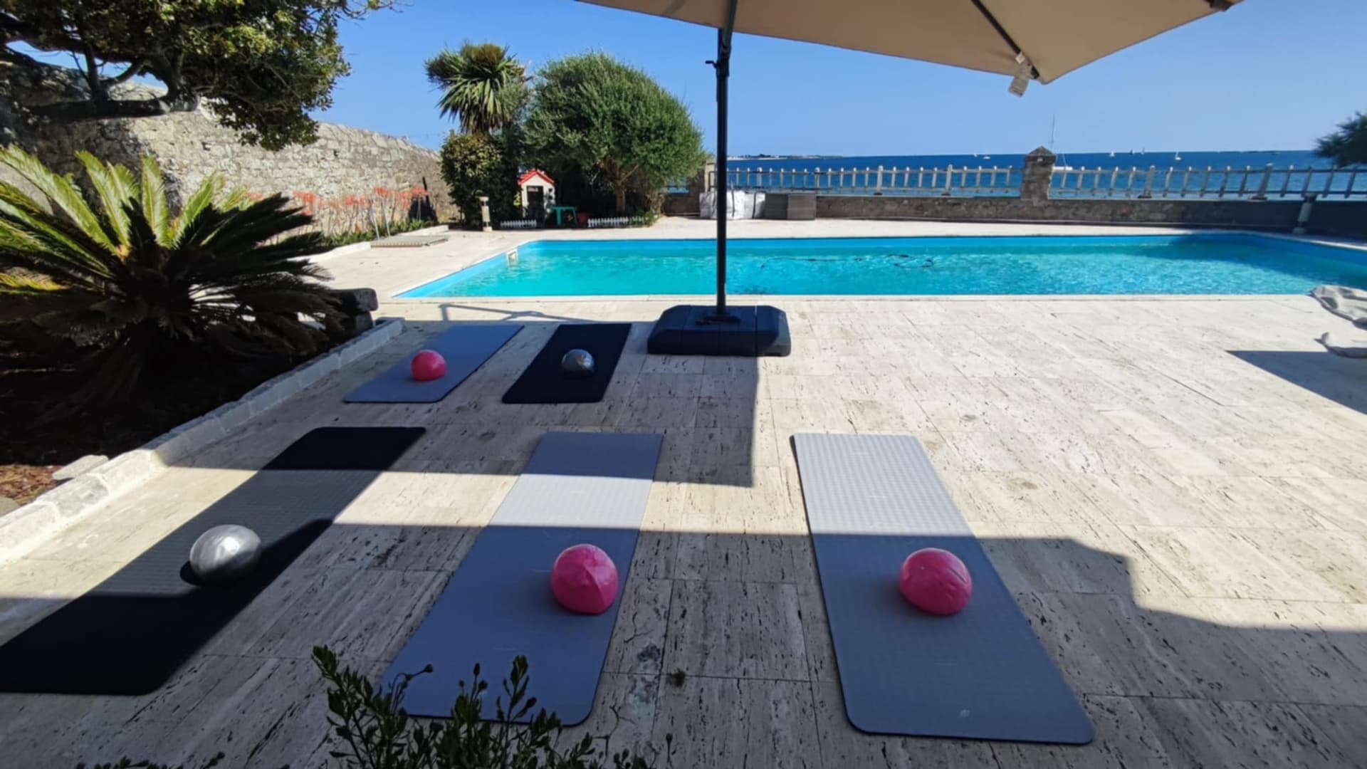 Cours de Pilates en extérieur sur la plage de Toulhars