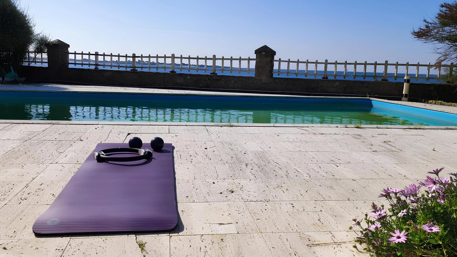 Tapis de Pilates avec vue sur l'océan
