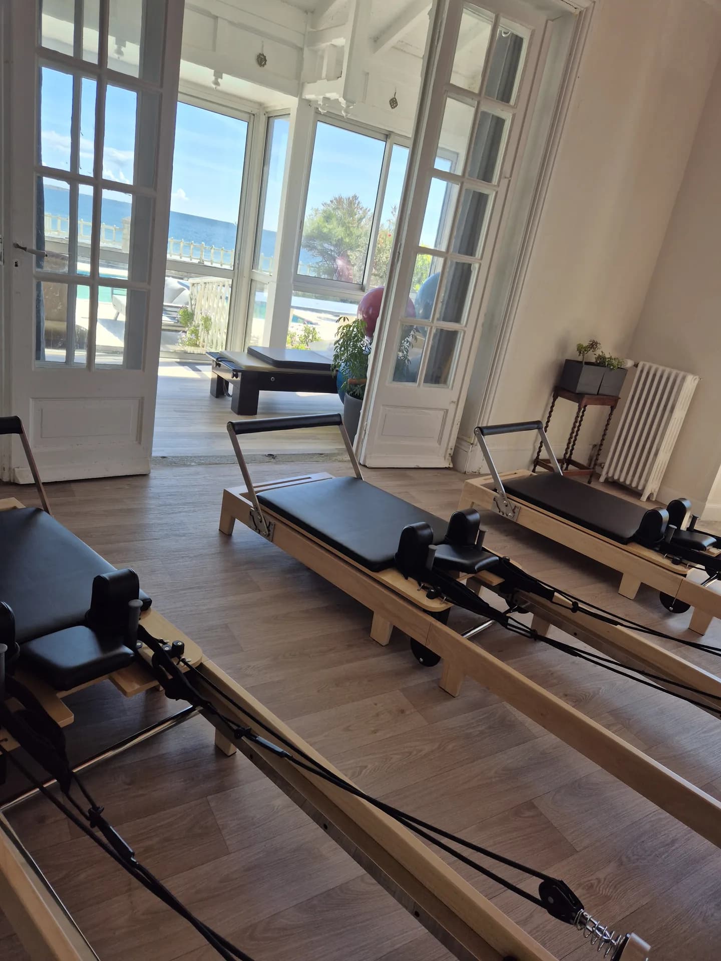 Studio Mon Pilates à Larmor-Plage — vue directe sur l'océan depuis l'intérieur