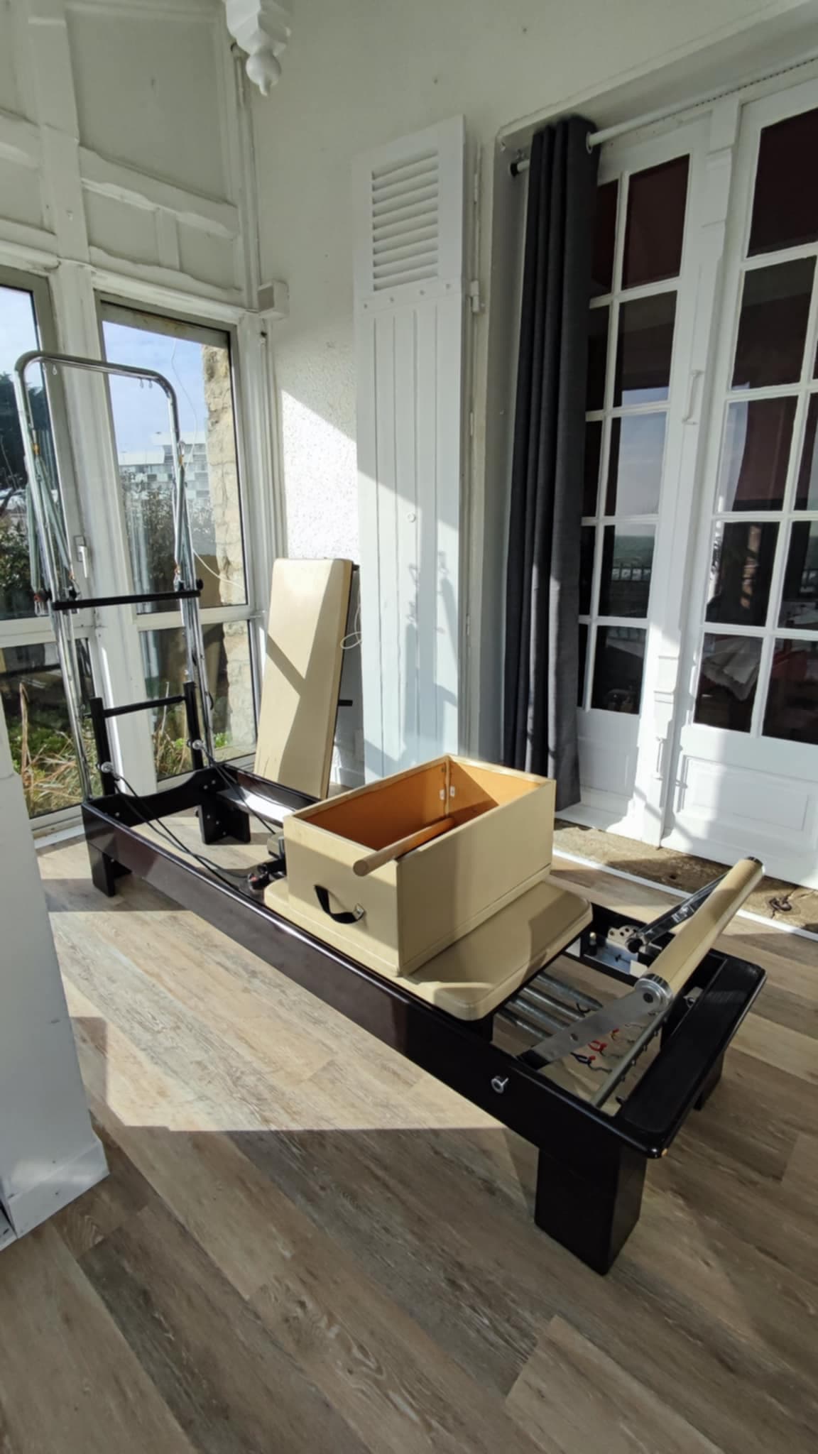 Gros plan sur un Reformer Balanced Body, équipement professionnel du studio Mon Pilates