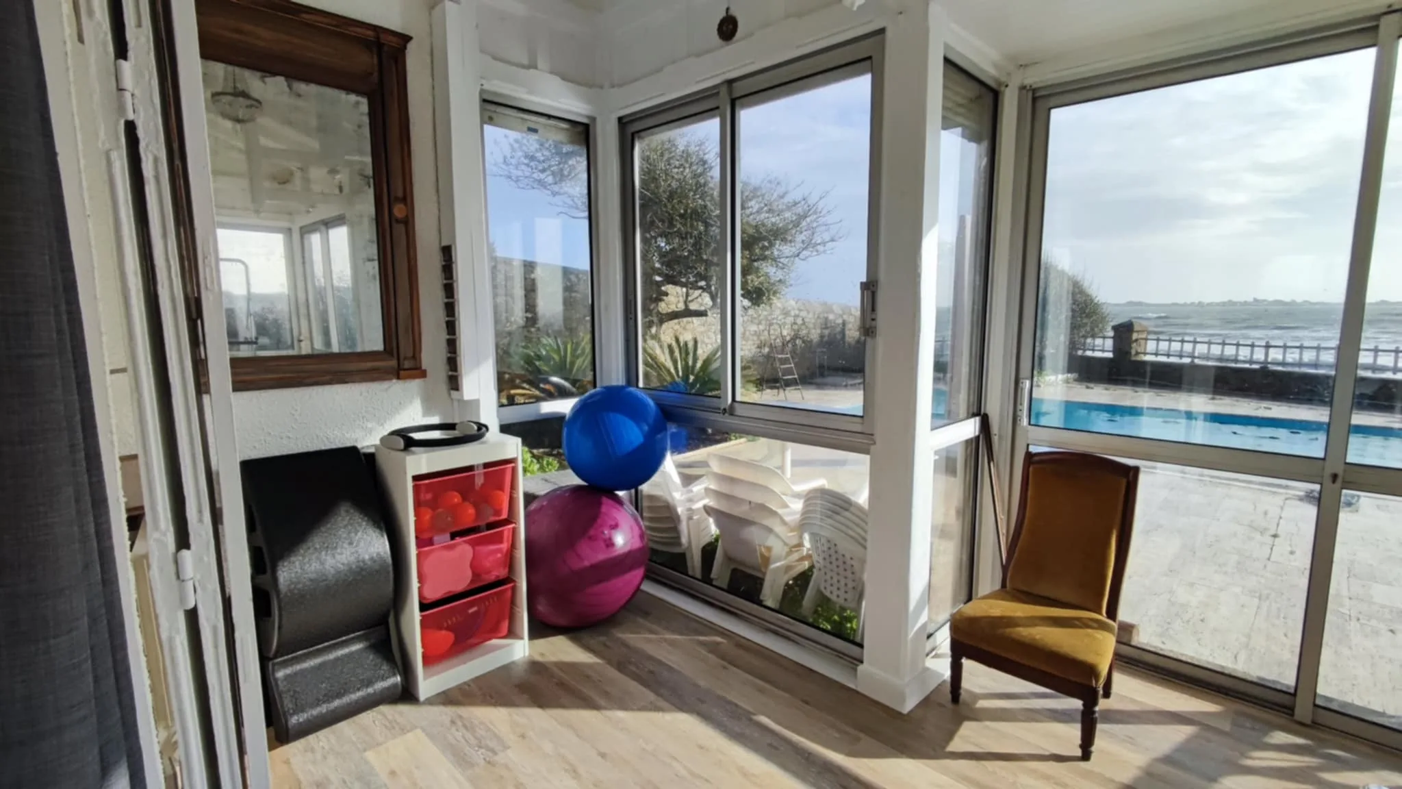 Équipement du studio : ballons, tapis et accessoires