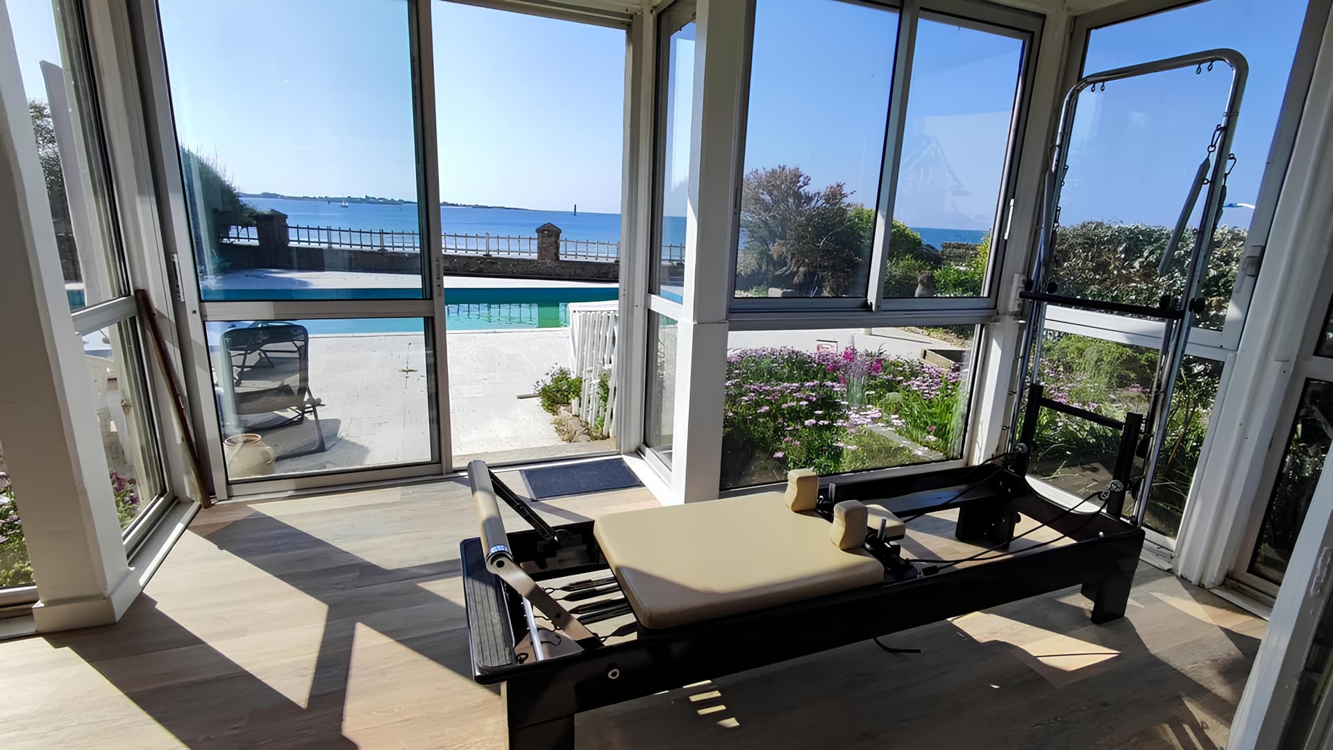 Studio Mon Pilates avec Reformers et vue sur l'océan à Larmor-Plage