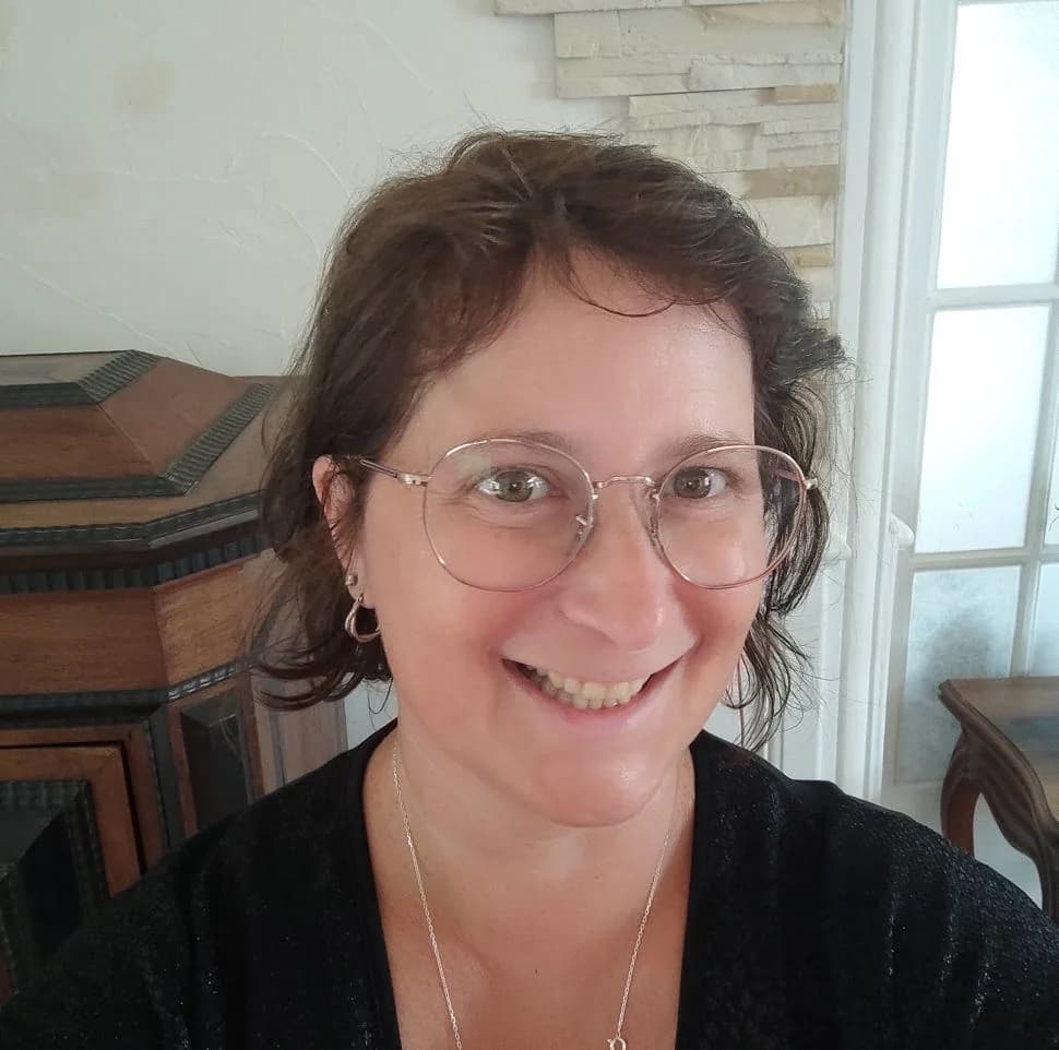 Portrait de Violette, Instructrice Pilates — FPMP au studio Mon Pilates